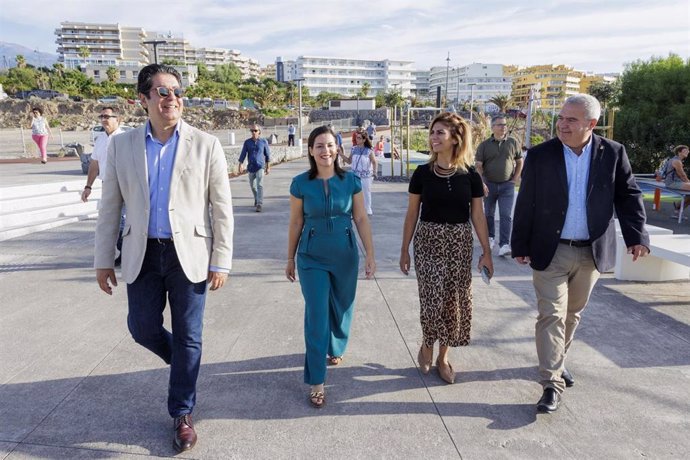 El presidente del Cabildo de Tenerife, Pedro Martín, la consejera de Turismo del Gobierno de Canarias, Yaiza Castilla, la directora insular de Turismo, Laura Castro y el alcalde de San Miguel, Arturo González, en el paseo de la marina de San Miguel