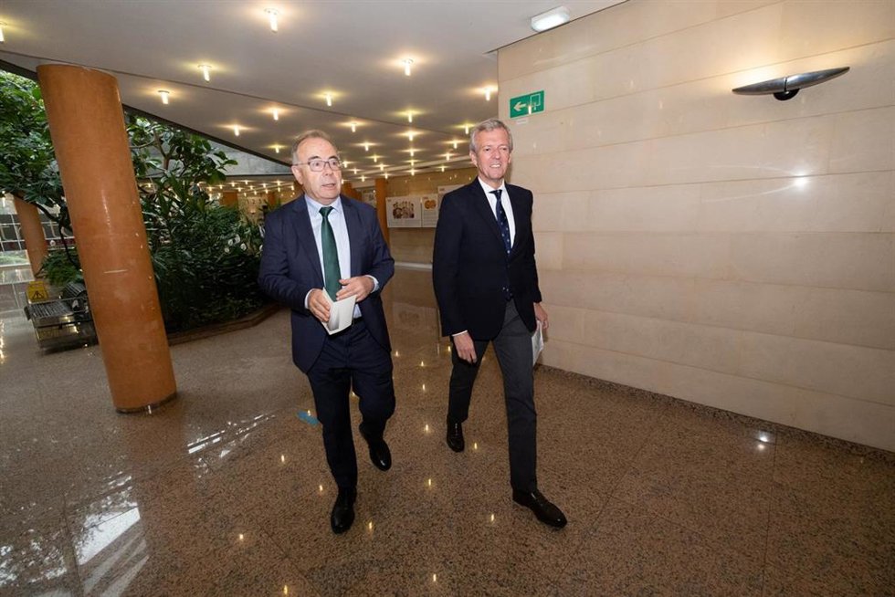 Archivo - El presidente de la Xunta, Alfonso Rueda, y el alcalde de Santiago de Compostela, Xosé Sánchez Bugallo, tras reunirse en San Caetano.