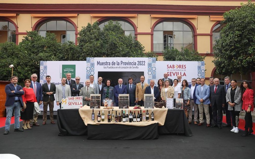 Villalobos, en el patio de la Diputación, en la presentación de una nueva edición de la Feria de Vinos y Licores de la Provincia.
