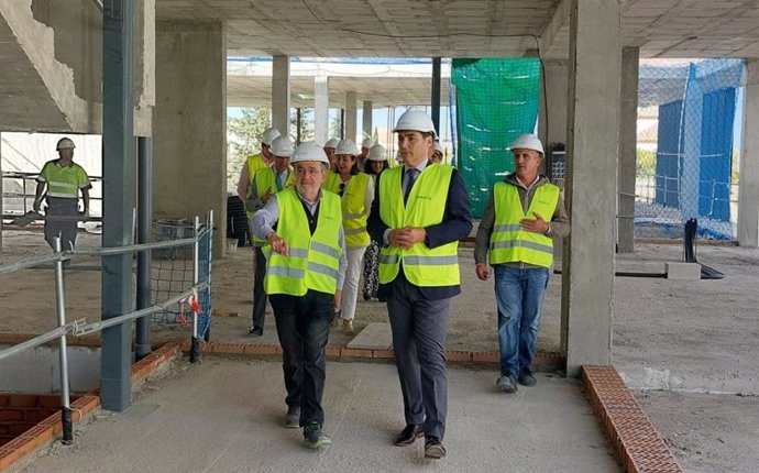 Nieto (centro), durante la visita a la futura Ciudad de la Justicia de Lucena.