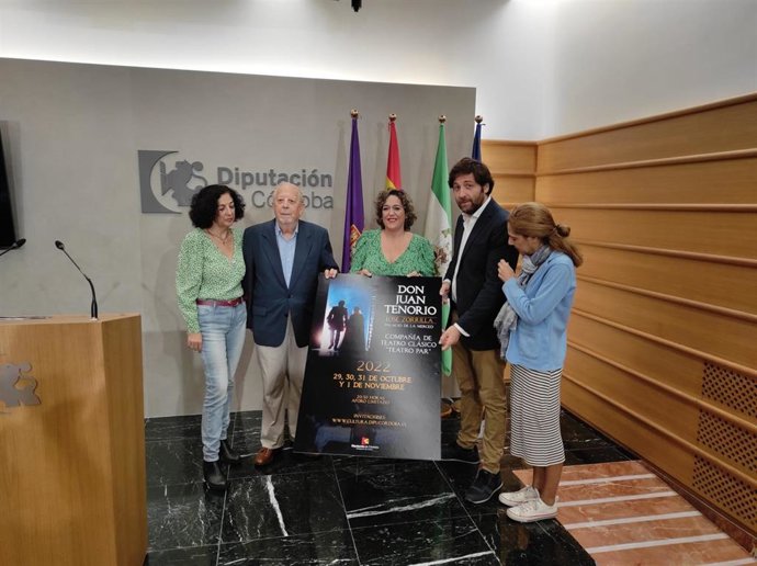La delegada de Cultura en la Diputación de Córdoba, Salud Navajas (centro), en la presentación de 'Don Juan Tenorio' en el Palacio de la Merced.