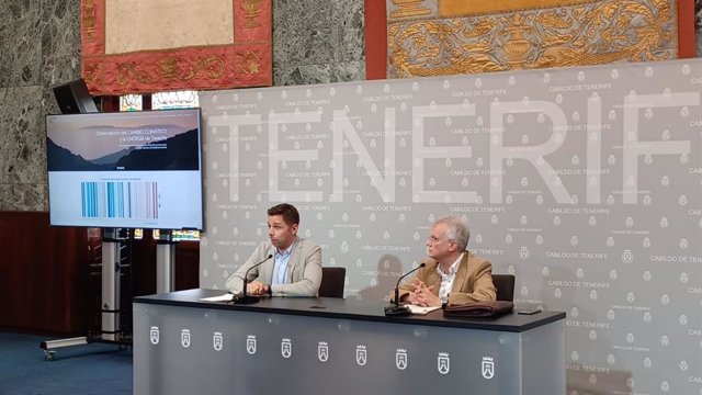 El consejero de Transición Ecológica del Cabildo de Tenerife, Javier Rodríguez, y el jefe de servicio del área de Desarrollo Sostenible, Víctor García, en la presentación del Observatorio
