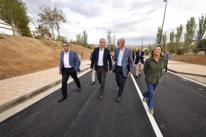 El alcalde, Jorge Azcón, junto a representantes municipales paseando por la nueva prolongación de la calle Sergio López Saz.