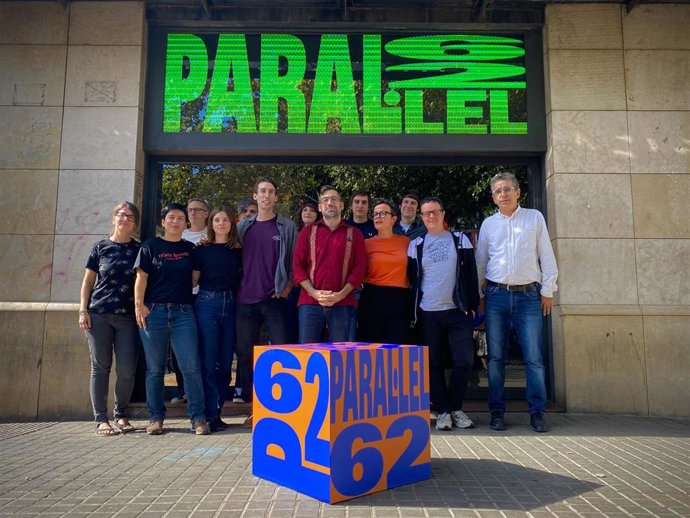 La directora de Parallel 62, Anna Cerd; el teniente de Cultura del Ayuntamiento de Barcelona, Jordi Martí y el delegado de Derechos Culturales de la ciudad, Daniel Granados, en la presentación del espacio este viernes
