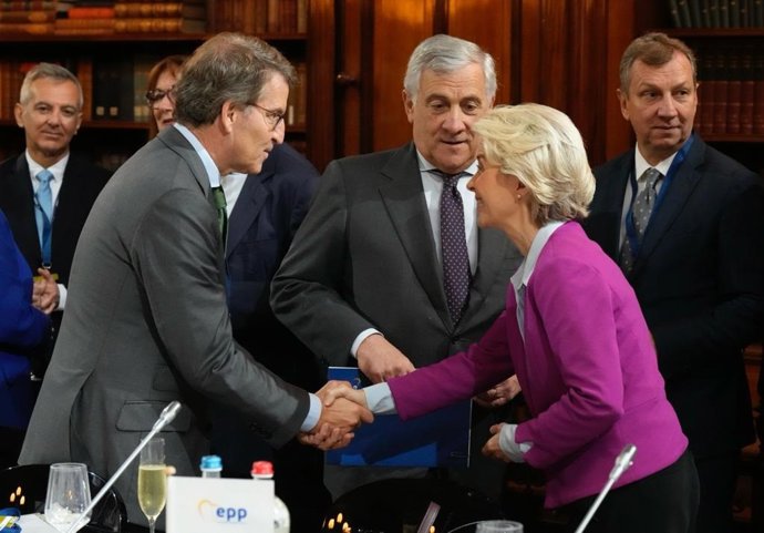 El líder del PP, Alberto Núñez Feijóo, saluda a la presidenta de la Comisión Europea, Ursula von der Leyen, en la reunión del PPE en Bruselas.