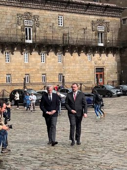 El presidente de la Xunta, Alfonso Rueda, junto al presidente de Asturias, Adrián Barbón, en la Praza do Obradoiro