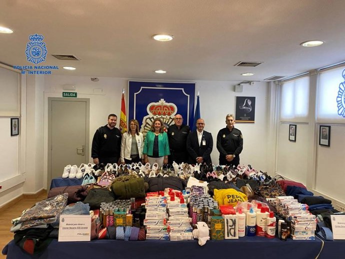 Imagen de la donación del material a Cáritas y el Clúster SOS Urcrania