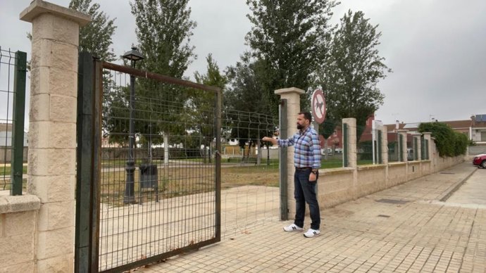 El coordinador de Vox en Umbrete, José Antonio Sabalete, a la entrada de un parque municipal de la localidad.