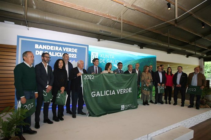 La conselleira de Medio Ambiente, Territorio e Vivenda, Ángeles Vázquez, entrega los distintivos 'Bandera verde' a los 15 ayuntamientos premiados