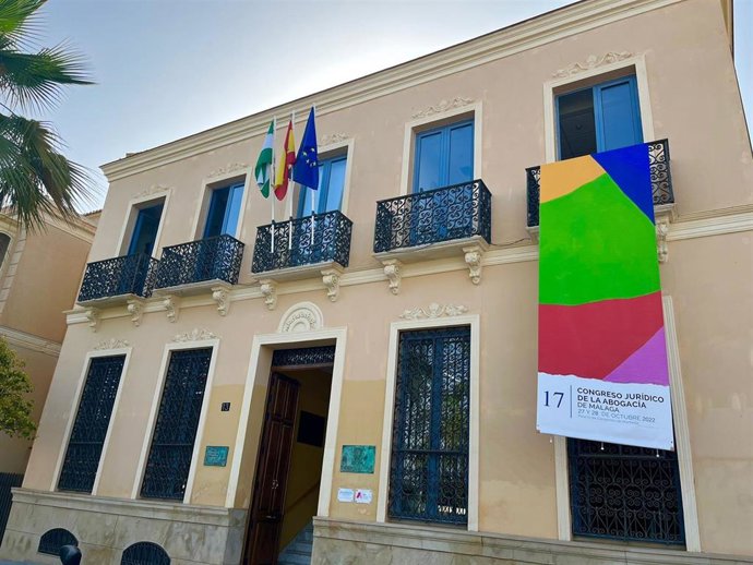 Fachada Colegio de Abogados con cartel del congreso jurídico