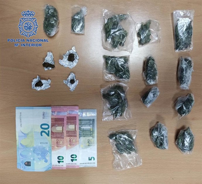 Detienen a un joven tras ser sorprendido con hachís y 14 cogollos de marihuana en su poder.
