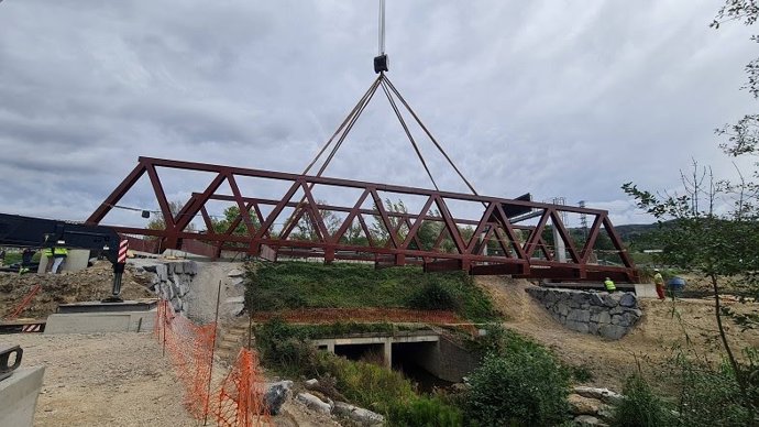 Instalación de un puente para el carril bici Amorebieta-Iurreta (Bizkaia)