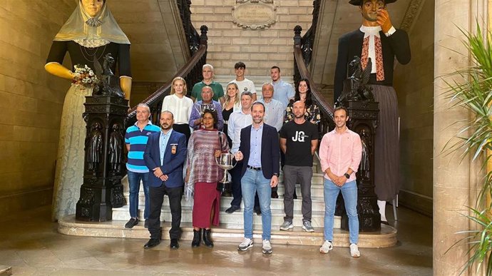 Cort rinde homenaje al Club Palma de Caza y Tiro por los dos títulos consecutivos de Campeones de España de Hélice Fan-32