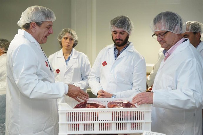 El vicepresidente de la Junta, Juan García Gallardo, en las instalaciones de Beher.