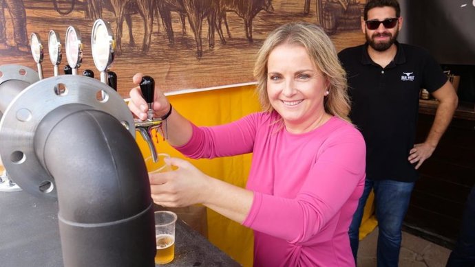 La diputada provincial de Promoción Agroalimentaría, María Luisa Cruz, tira una caña en la Feria de la Cerveza Artesana.