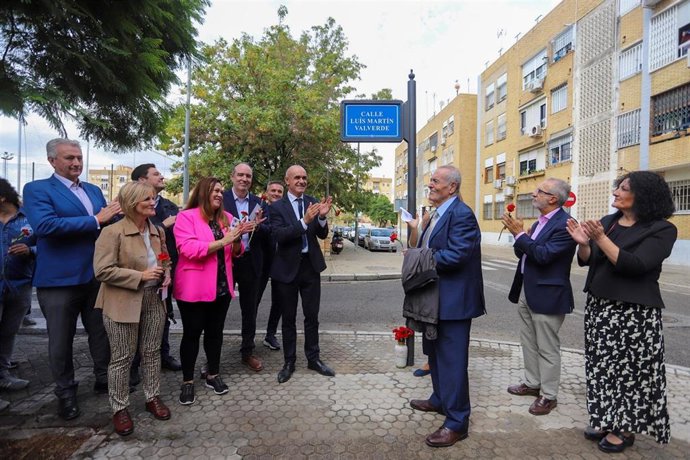 El alcalde, en el acto de rotulación de una calle dedicada al activista Luis Martín Valverde.