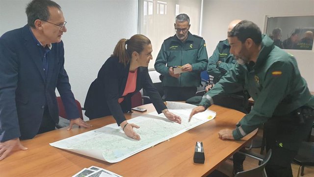 La delegada del Gobierno en Castilla y León, Virginia Barcones, en el puesto de mando del operativo de búsqueda de la avioneta desaparecida.
