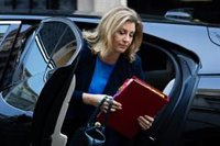 La líder conservadora en los Comunes, Penny Mordaunt, presenta su candidatura a primera ministra británica