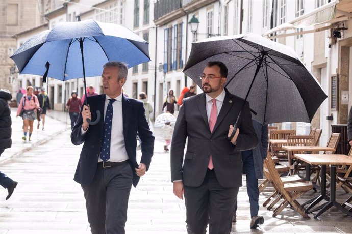 El jefe del Ejecutivo gallego, Alfonso Rueda, junto al presidente de Asturias, Adrián Barbón, en las calles de Santiago