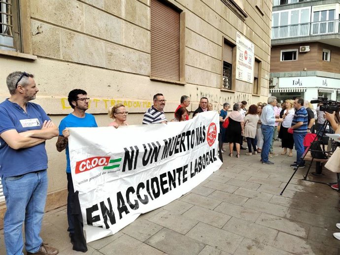 Concentración por la muerte de un trabajador en Almería.