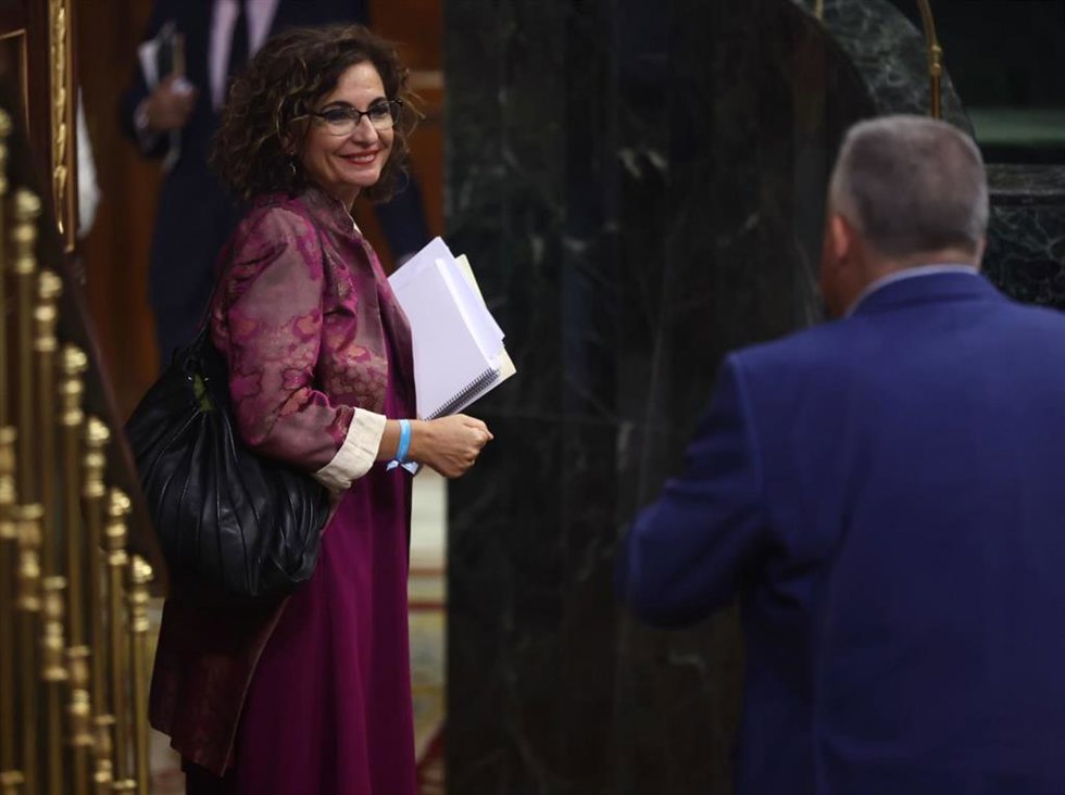 La ministra de Hacienda, María Jesús Montero, durante una sesión plenaria, en el Congreso