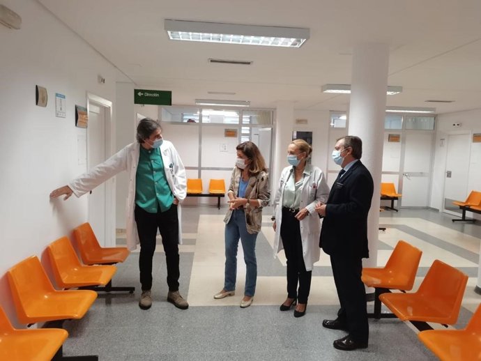 La delegada de Salud y Consumo, María Jesús Botella, visita el centro de salud de Levante Norte.