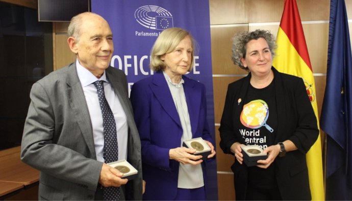 Carlos San Juan, Silvia Moroder y la chef Pepa Muñoz, con el Premio Ciudadano Europeo 2022.