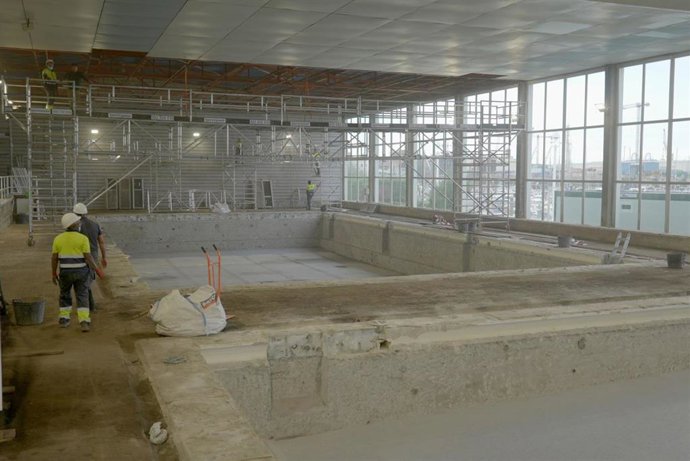 Obras en las piscinas cubiertas del polideportivo Mikel Trueba de Santurtzi.