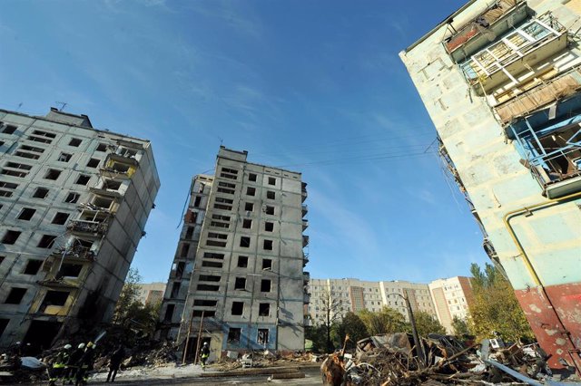 Bloques de viviendas de Zaporiyia, Ucrania, destruidos tras un ataque ruso