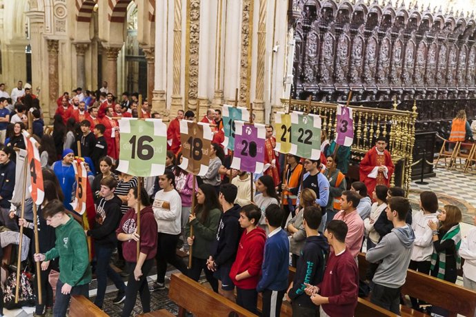 Jóvenes peregrinos a Guadalupe durante la la misa de envío en la Catedral de Córdoba.