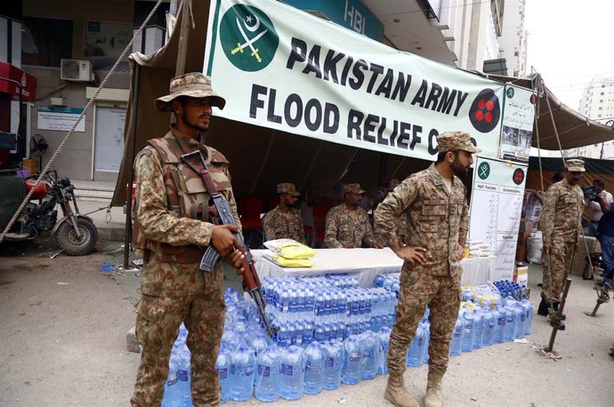 Archivo - Militares paquistaníes participan en operaciones de ayuda para las inundaciones 