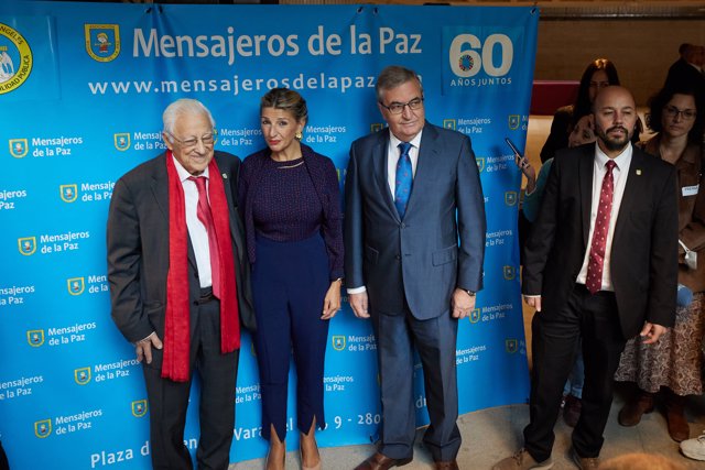 La vicepresidenta segunda y ministra de Trabajo y Economía Social, Yolanda Díaz y el presidente y fundador de Mensajeros de la Paz, el Padre Ángel (i) durante el acto