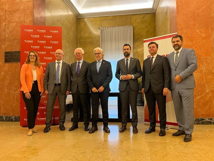 Representants de Fodere al costat del conseller d'Empresa i Treball, Roger Torrent