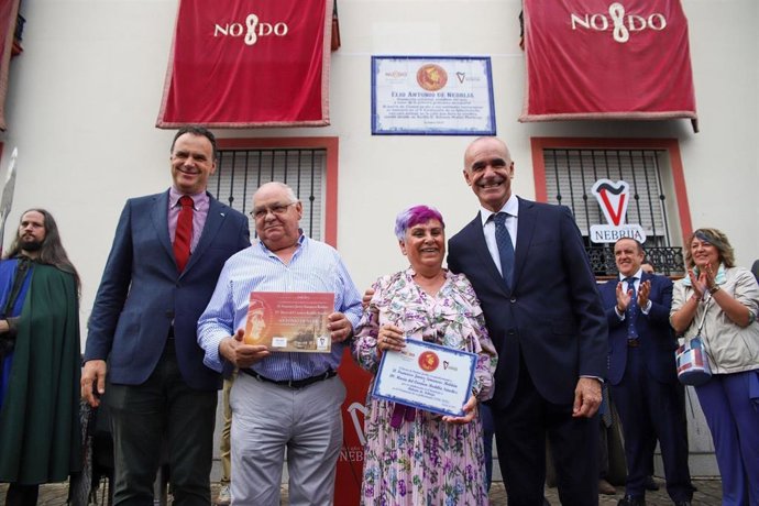 Azulejo por el V centenario de la muerte de Antonio de Nebrija en el barrio de Ciudad Jardín, en la calle que lleva su nombre.