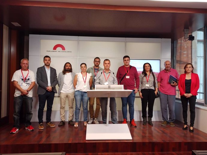 Rueda de prensa de miembros del comité de empresa de la planta de Nestlé de Girona con representantes de grupos parlamentarios en el Parlament.