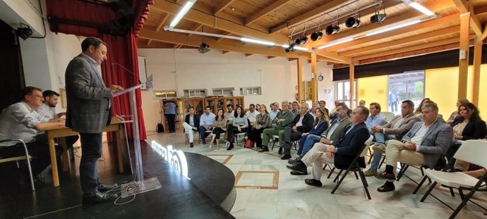 El presidente del PP, Ricardo Sánchez, presenta la iniciativa que su formación llevará a los consistorios para mejorar la defensa de propietarios ante ocupaciones ilegales, en un acto celebrado en Burguillos.