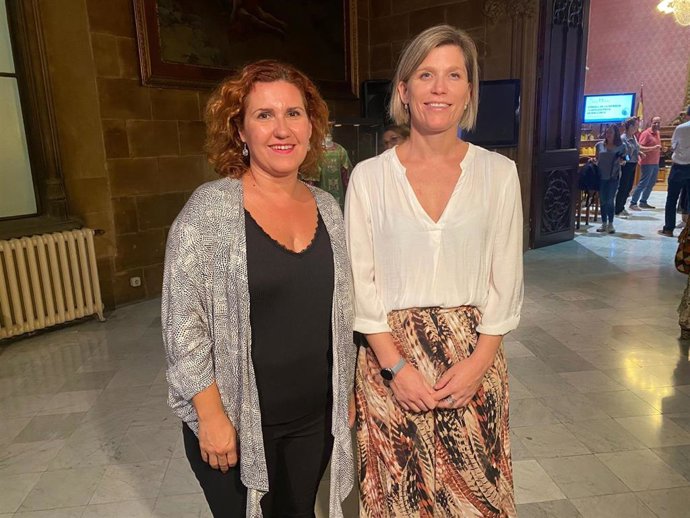 La directora insular de Infancia y Familia, Mari Ángeles Fernández, y la consellera insular de Derechos Sociales y presidenta del Instituto Mallorquín de Asuntos Sociales (IMAS), Sofia Alonso.