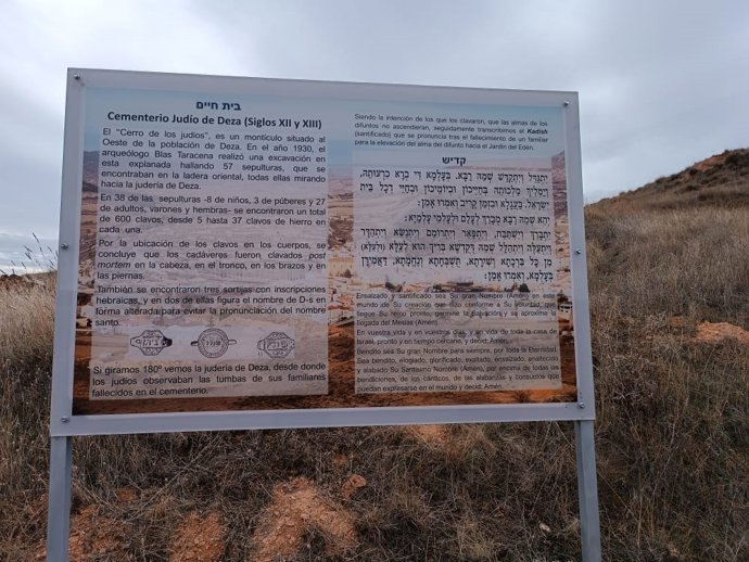 Panel informativo en el Cerro de los Judíos, en Deza (Soria).