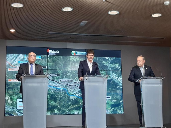 El consejero de Transportes, Iñaki Arriola, el diputado general de Bizkaia, Unai Rementeria, y el consejero de Economía, Pedro Azpiazu.