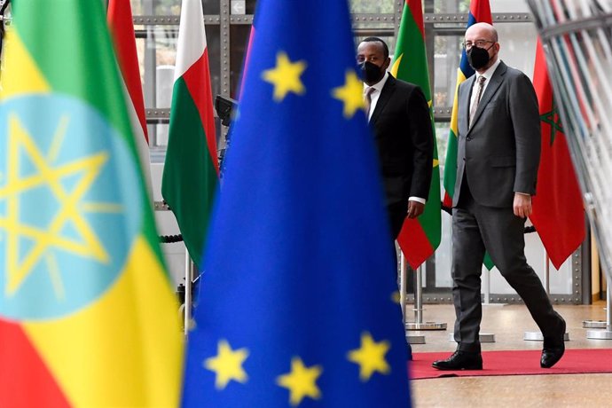 Archivo - El presidente del Consejo Europeo, Charles Michel, y el primer ministro de Etiopía Abiy Ahmed 