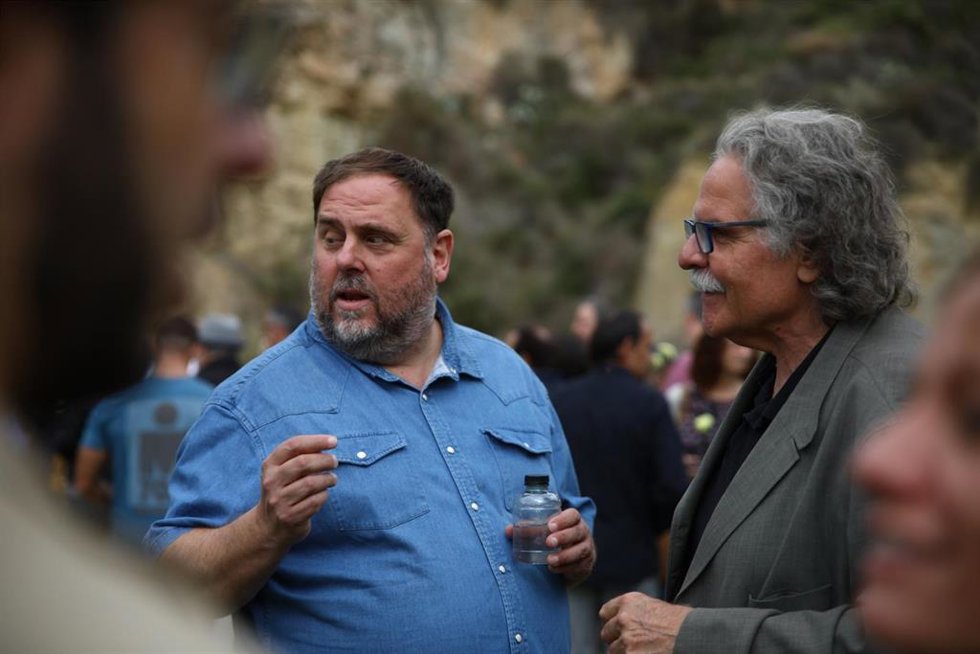 El presidente de Esquerra Republicana de Catalunya (ERC), Oriol Junqueras (i), y el exportavoz de ERC en el Congreso de los Diputados, Joan Tardá (d), juntos en el Homenaje de ERC a los alcaldes de la formación que apoyaron la Segunda República, en el C
