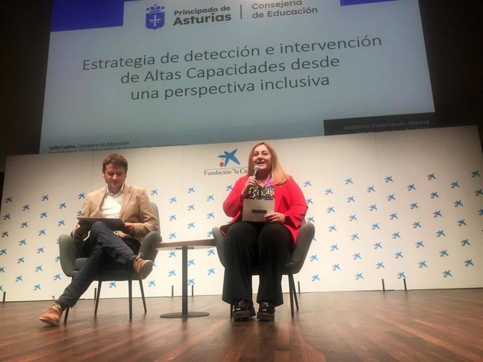 El director general de Ordenación, Evaluación y Equidad Educativa, David Artime y la consejera de Educación, Lydia Espina, durante la presentación del proyecto.