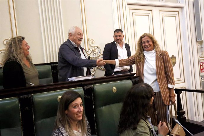 La presidenta de la Diputación de Pontevedra, Carmela Silva, con el vicepresidente, César Mosquera, en el pleno de aprobación inicial de los presupuestos para 2023.