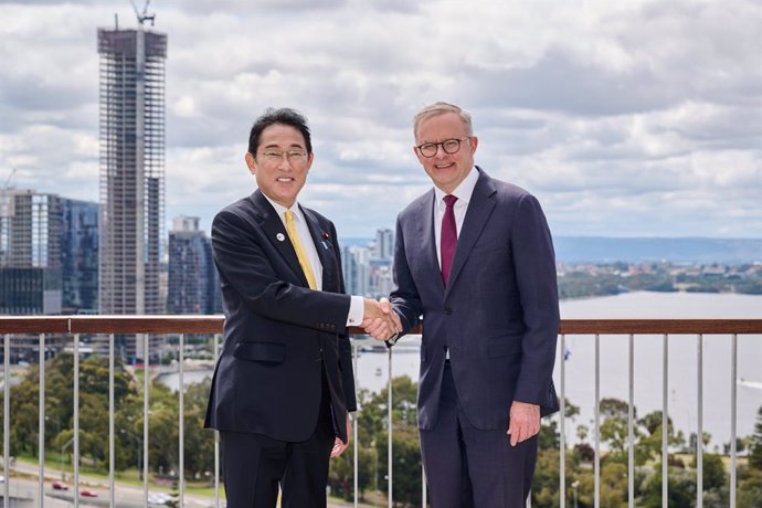 Prime Minister of Japan, Kishida Fumio and Australian Prime Minister Anthony Albanese pose during their visit to Kings Park, in Perth Saturday, October 22, 2022 (AAP Image/Pool, Stefan Gosatti) NO ARCHIVING