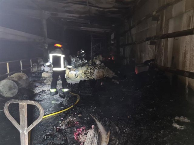 Incendio en una nave industrial en Gijón.