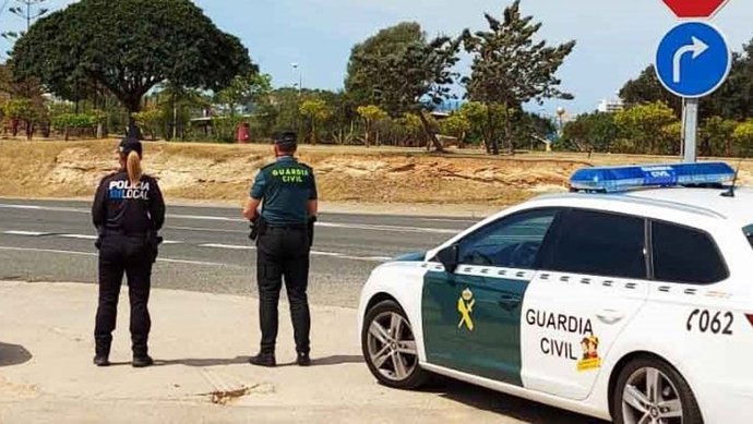 Agentes de la Guardia Civil y de la Policía Local. Archivo.