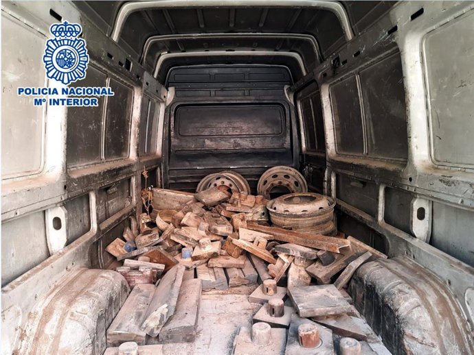 Nota De Prensa: "La Policía Nacional Detiene A Cuatro Personas Por Robar, Presuntamente, Gran Cantidad De Baterías De Camión Y Piezas De Molinos De La Industria Cementera Valoradas En 20.000 Euros "