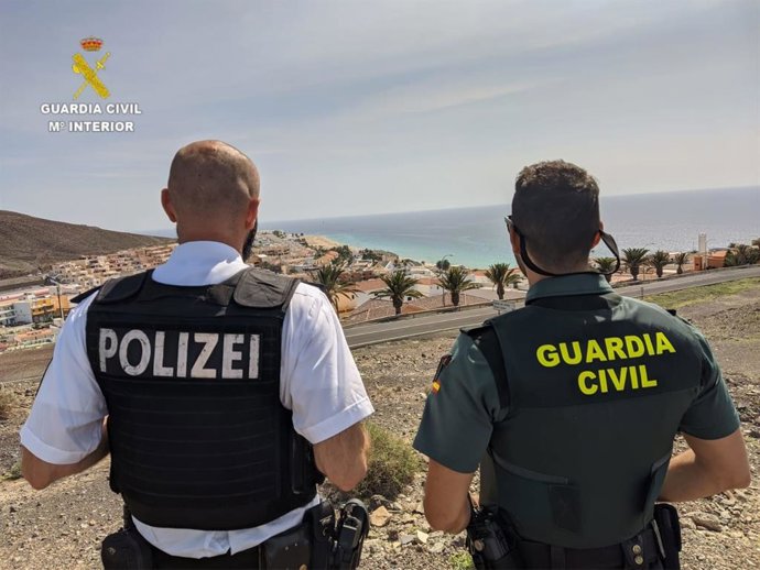 Un agente de la Policía Alemana y otro de la Guardia Civil en Fuerteventura