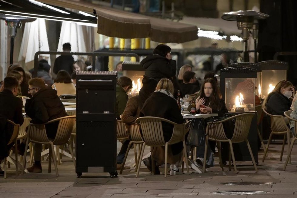 Archivo - Ciudadanos en una zona de cañas/copas la noche que se eliminan las limitaciones horarias para la hostelería gallega, a 11 de febrero de 2022, en A Coruña, Galicia (España).  En vista de la buena evolución epidemiológica del Covid-19 en la regi