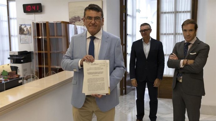 El parlamentario de Vox por Huelva Rafael Segovia muestra la proposición de ley para la reordenación de las tierras de regadío del Condado de Huelva al registrarla en el Parlamento andaluz. (Foto de archivo).